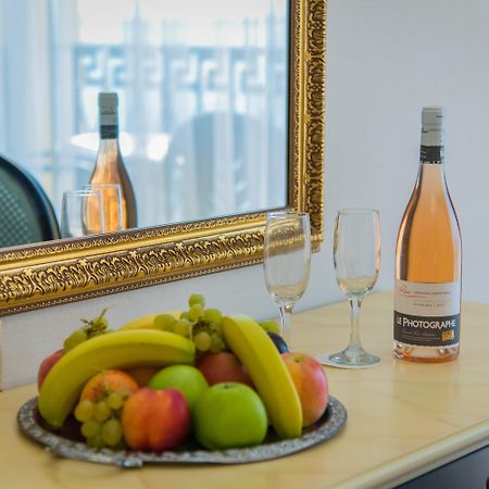 Imperial Palace Hotel Sunny Beach Exterior foto A bottle of wine and fruit