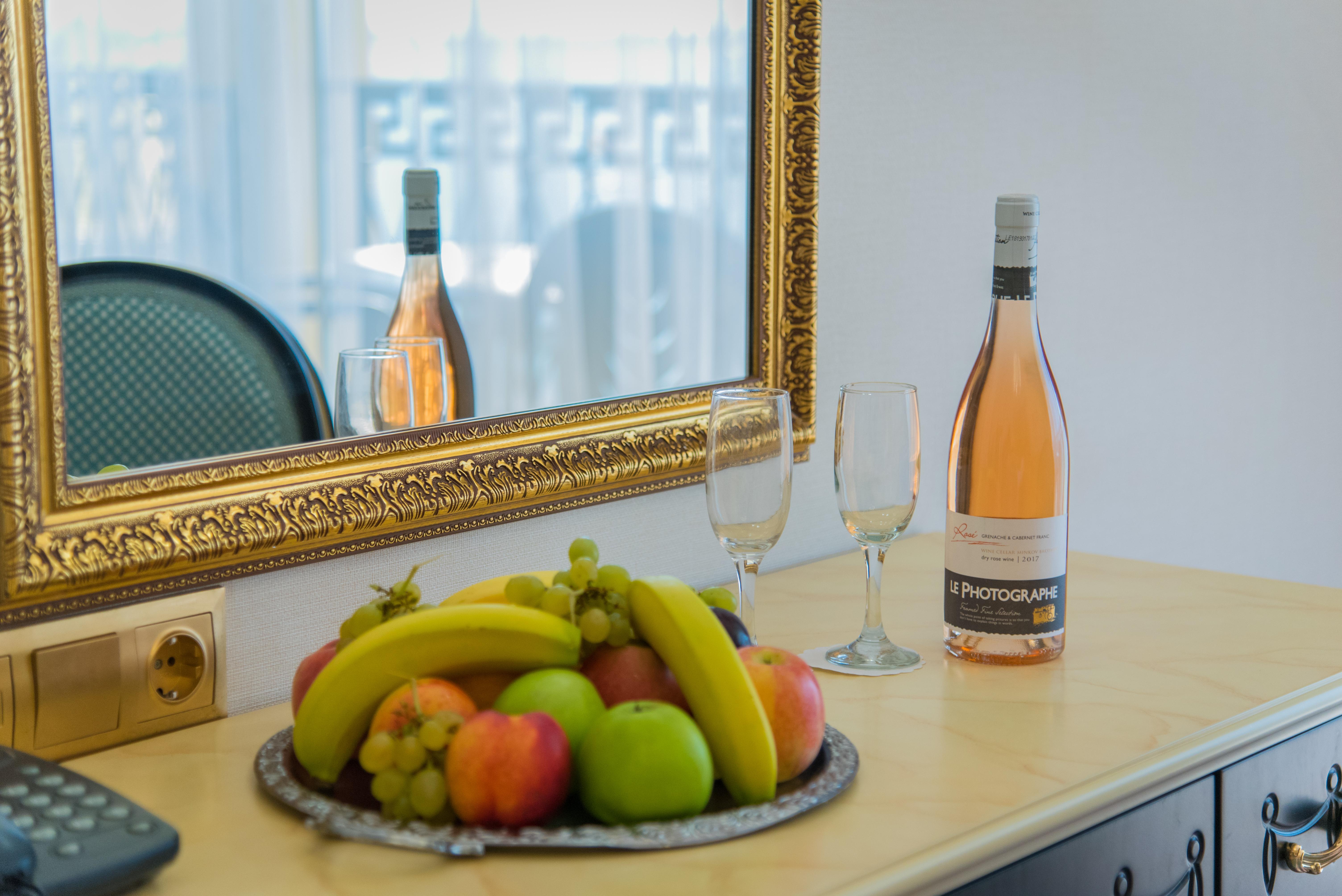 Imperial Palace Hotel Sunny Beach Exterior foto A bottle of wine and fruit