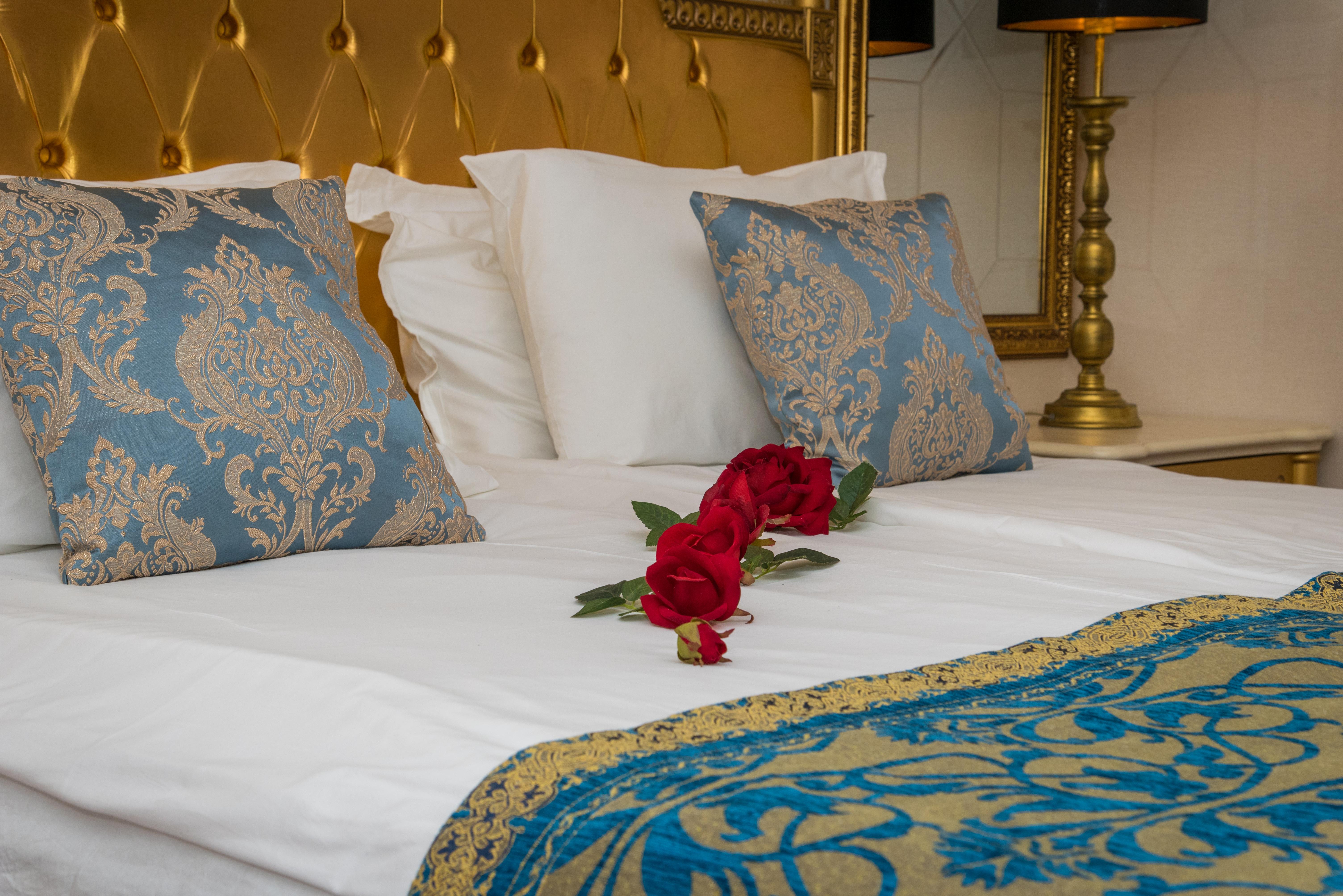 Imperial Palace Hotel Sunny Beach Exterior foto A bed with a bed runner