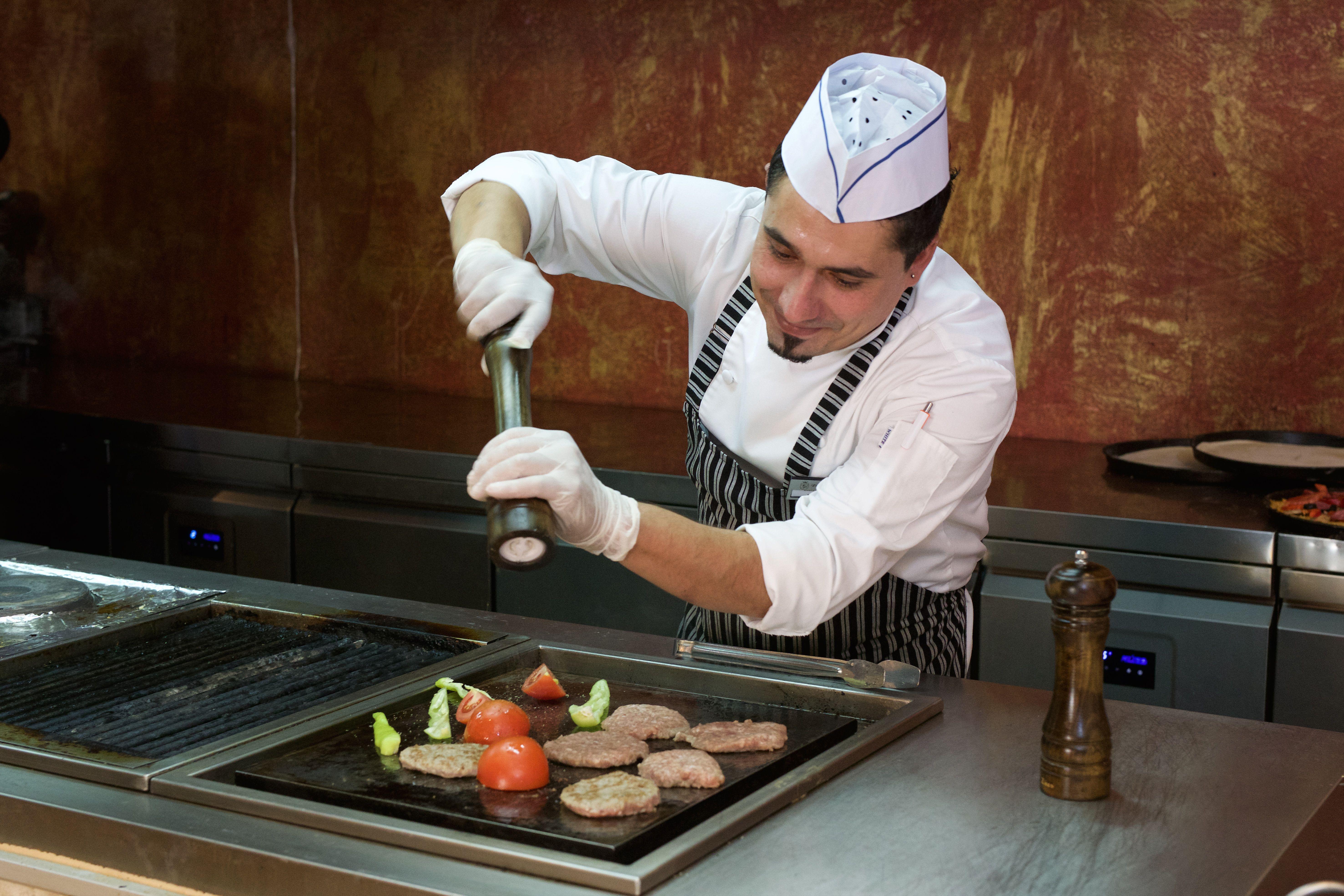 Imperial Palace Hotel Sunny Beach Exterior foto A sous-chef seasoning food