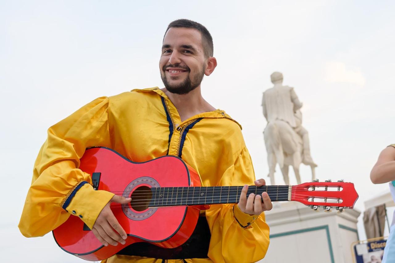 Imperial Palace Hotel Sunny Beach Exterior foto A street performer in Madrid