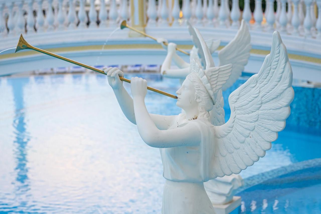 Imperial Palace Hotel Sunny Beach Exterior foto Angel statue at the fountain